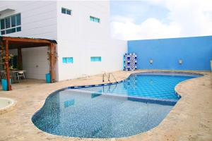 een groot zwembad in het midden van een gebouw bij Ayenda 1801 El Oceano in Cartagena