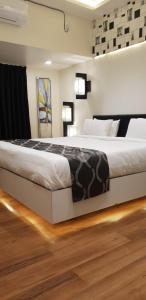 Postel nebo postele na pokoji v ubytování Hotel surya dev residency