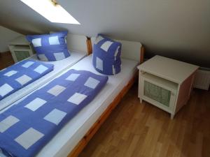 Säng eller sängar i ett rum på Maisonettewohnung auf 2 Etagen mit zwei Balkonen