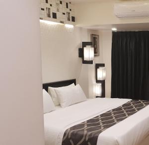 Postel nebo postele na pokoji v ubytování Hotel surya dev residency