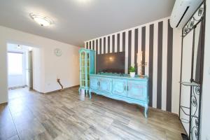 TV a/nebo společenská místnost v ubytování Retro Apartment