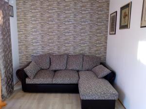 un sofá en una sala de estar con una pared de ladrillo en Mladen Vodice, en Vodice