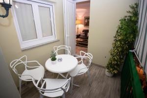 カステリョン・デ・ラ・プラナにあるLa Miradaの窓付きの客室で、白いテーブルと椅子が備わります。