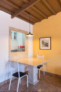 uma sala de jantar com uma mesa de madeira e cadeiras em MAN CAVE HOSTEL em Belo Horizonte