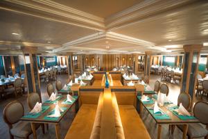 Ein Restaurant oder anderes Speiselokal in der Unterkunft SUNRISE Semiramis II Cruise 