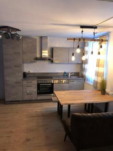 una cucina con tavolo in legno e tavolo in legno sidx sidx. di Wohlfühlappartment in der Altstadt von Steyr a Steyr