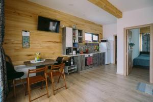 a kitchen and living room with a table and chairs at Casa Kokopelli in Oradea