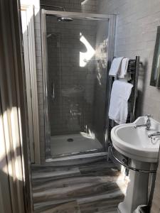 een badkamer met een douche en een wastafel bij Christmas Hill Farm in Gaydon