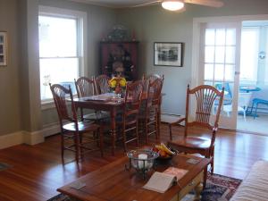 a dining room with a wooden table and chairs at Seafarer Inn in Rockport