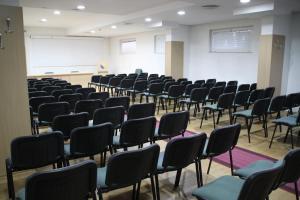 a room with rows of chairs in a classroom at Student Hotel Mostar in Mostar