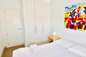 Una habitación blanca con una cama y un cuadro en la pared. en Cerro Mar, en El Cerro Blanco 21 fotos más