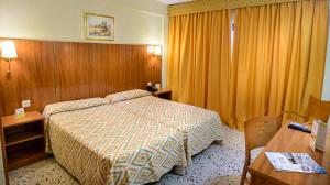 Łóżko lub łóżka w pokoju w obiekcie Hotel Mareny Benidorm