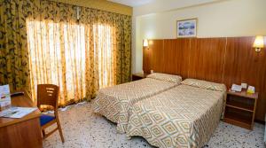 Łóżko lub łóżka w pokoju w obiekcie Hotel Mareny Benidorm