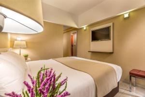 A bed or beds in a room at Up Recoleta Hotel