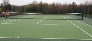 a tennis net on a tennis court at Executive Lakeside Lodge at Mullans Bay in Kesh +29 photos