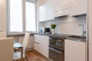 Kuchyňa alebo kuchynka v ubytovaní BnButler Friuli, 24 - Porta Romana Apartment