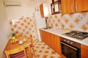 Kuchyň nebo kuchyňský kout v ubytování Apartments Nemira