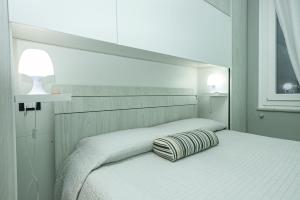 Ένα ή περισσότερα κρεβάτια σε δωμάτιο στο Torre degli Orefici dimora medioevale
