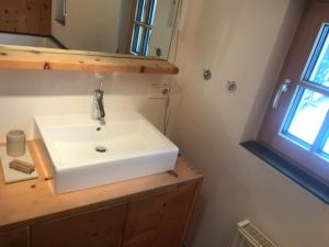 Ein Badezimmer in der Unterkunft Tiroler Knusperhäuschen