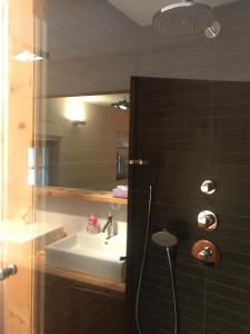 Ein Badezimmer in der Unterkunft Tiroler Knusperhäuschen