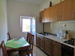 Kuchyň nebo kuchyňský kout v ubytování Apartments Nemira