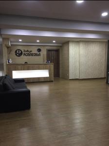 a lobby with a couch in the middle of a room at Park Residence Forest View in Bakuriani