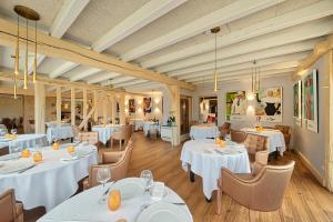尼勒聖佩雷的住宿－Logis Maison Gublin - Auberge du Lac，一间设有白色桌椅的用餐室