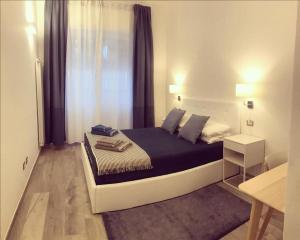 - une chambre avec un lit noir et blanc dans l'établissement LOVELY MILANO - Brand new stylish apartment in Navigli Area, à Milan