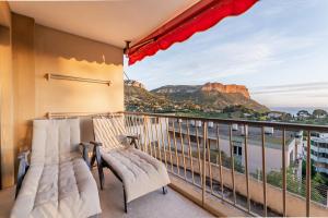 カシにあるLe Panoramic par Dodo-a-Cassisの海の景色を望むバルコニー(椅子2脚付)