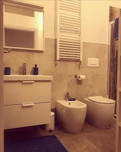 bagno con servizi igienici e lavandino di LOVELY MILANO - Brand new stylish apartment in Navigli Area a Milano