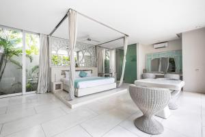 a bedroom with a bed and a mirror at Villa Puro Blanco in Canggu