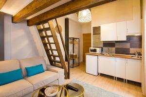 een woonkamer met een bank en een keuken bij Apartamentos Los Lobos in Granada
