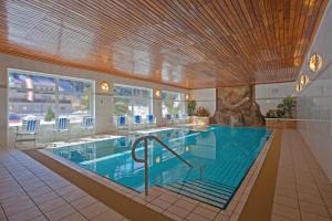 uma grande piscina num quarto de hotel em Hotel Twengerhof em Tweng