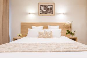 普羅旺斯艾克斯的住宿－康庫爾德酒店，卧室配有白色大床和白色枕头