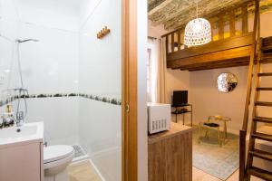 a bathroom with a tub and a toilet and a sink at Apartamentos Los Lobos in Granada