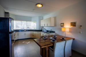 Kuchyň nebo kuchyňský kout v ubytování Blue Bay Beach Apartments