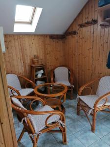 un grupo de sillas y una mesa en una habitación en MiLLER's Inn Panzió és Étterem, en Nagyoroszi