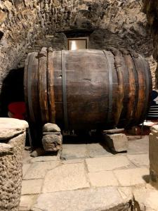 un gran barril de madera sentado en una cueva de piedra en Hotel Casa Fumanal, en Abizanda