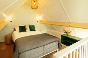 a bedroom with a bed in a attic at Saenliefde in Wormer