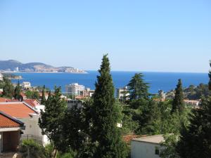 uitzicht op de oceaan vanuit een stad bij Apartments Victoriya in Sutomore