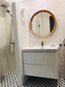 a bathroom with a sink and a mirror at Apartamento espaçoso e confortável no centro do Montijo in Montijo