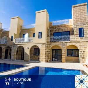 uma casa com uma piscina em frente em Fiftyfour West Boutique Living em Gharb