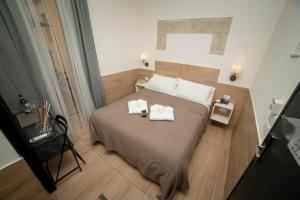 um quarto com uma cama com duas toalhas em Ideal City Walk em Nápoles