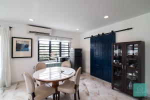 a dining room with a table and chairs at Jomstay Mayhaven Villa (Ipoh) in Ipoh