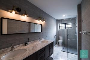a bathroom with two sinks and a shower at Jomstay Mayhaven Villa (Ipoh) in Ipoh +25 photos