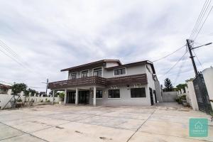 a large white house with a large driveway at Jomstay Mayhaven Villa (Ipoh) in Ipoh