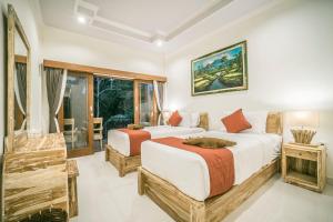 een slaapkamer met 2 bedden en een raam bij Adenia House Ubud in Ubud