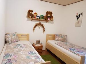 En eller flere senge i et værelse på Gästehaus Forstner