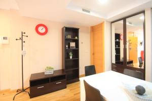 un comedor con una mesa y un reloj en la pared en Modern CasaTuris Apartment with Castle Views A131, en Alicante