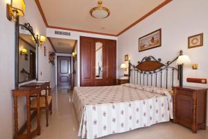 Een bed of bedden in een kamer bij Hotel San Agustin Beach Club